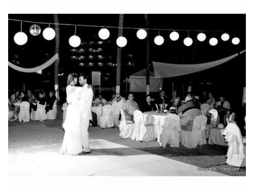 Novios bailando en la pista de baile