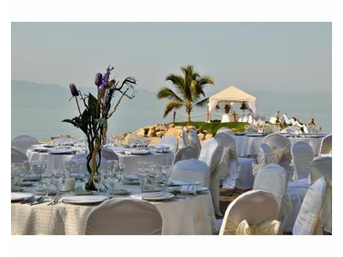 Disfruta de una comida junto al mar