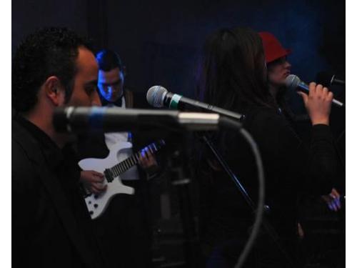 Micrófonos, instrumentos, todos listo para la acción