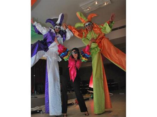 Divertidos zanqueros para amenizar la fiesta