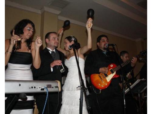 Divirtiendose con los novios