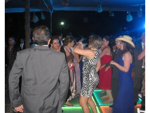 Invitados disfrutando de la  boda