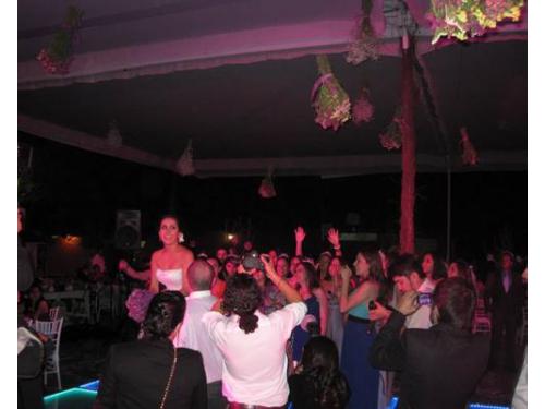 Novia lanzando el ramo