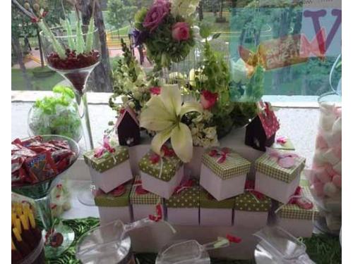 Arreglos florales en tu mesa de postres