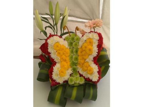 Arreglo de flores en forma de mariposa