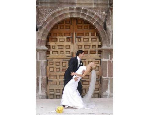 Novios felices por su nueva vida