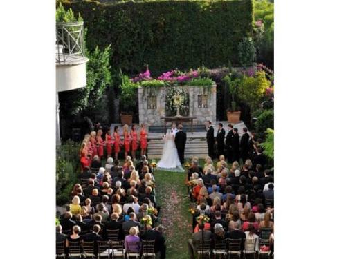 Elegante ceremonia en jardín
