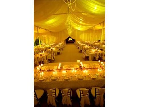 Banquete de bodas iluminación dorada