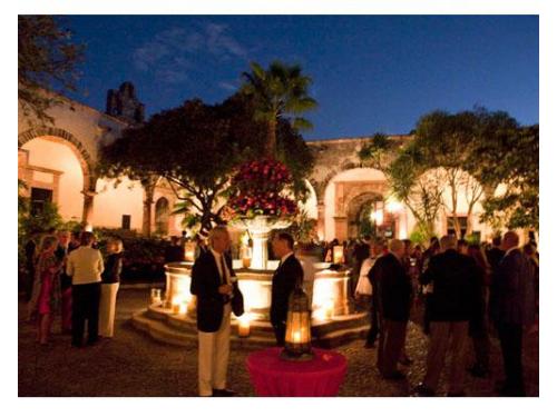 Invitados disfrutando de un coctel