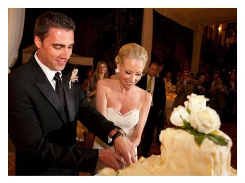 Novios partiendo el pastel