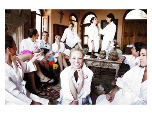 La novia preparando con las damas