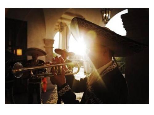 Los mariachis tocando