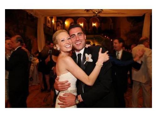 Los novios felices disfrutando de la fiesta