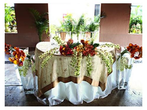 Decoración floral en mesa principal