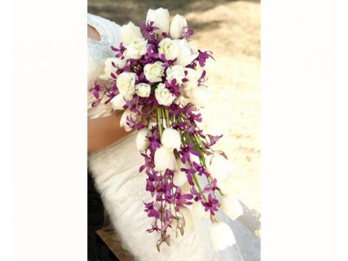 Ramo en cascada blanco con morado