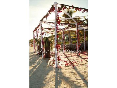 Montaje para ceremonia en playa