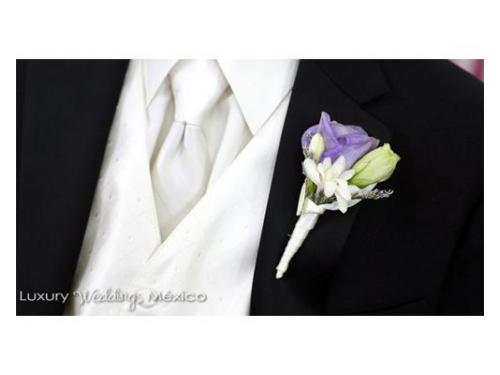 El novio con un delicado boutonniere
