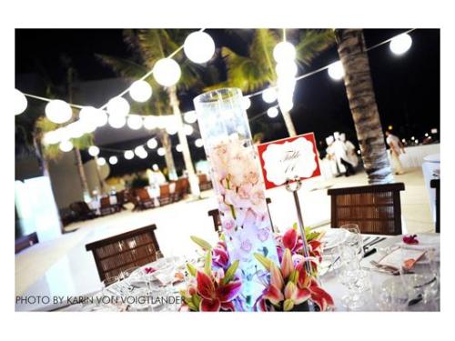 Arreglos florales y números de mesa