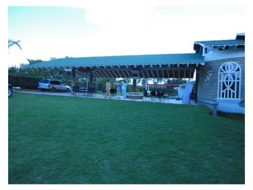 Amplio estacionamiento