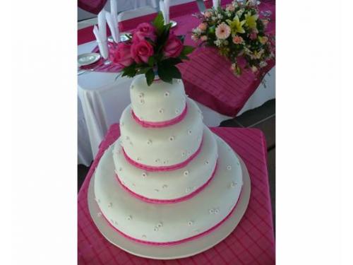 Pastel con ramo de rosas
