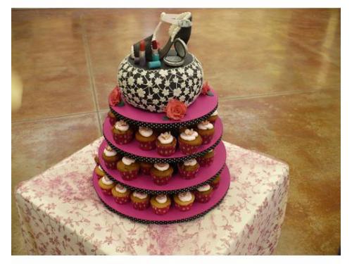 Pastel y torre de cupcakes
