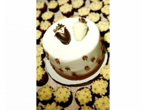 Pastel para bodas y cupcakes
