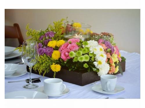 Centro de mesa con base de madera