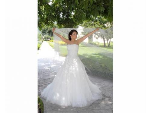 La hermosa novia disfrutando su vestido