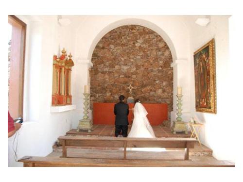 Novios en capilla