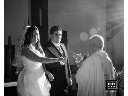 Novios tomados de las manos