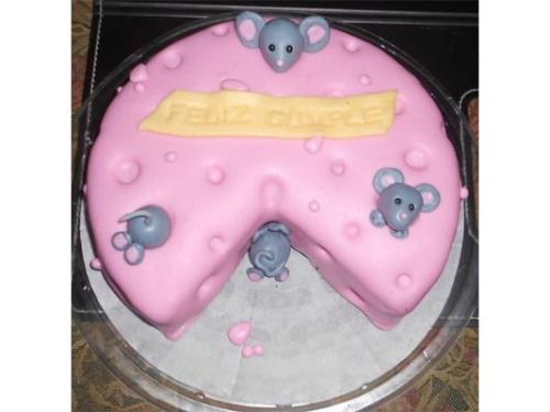 Figuras de ratones comiendo tarta