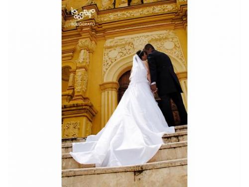 Novios ingresando a la iglesa