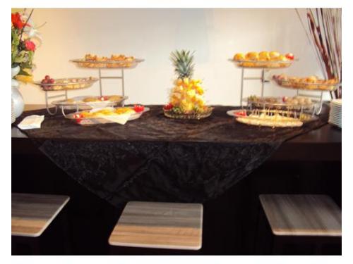 Bocadillos en mesa larga