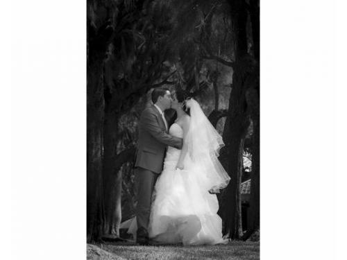 Beso romantico de los novios