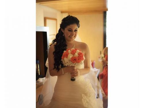 Novia feliz con su vestido y ramo