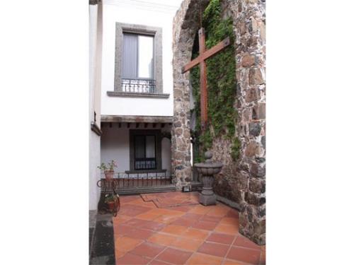 Cruz en patio trasero