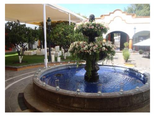 Fuente decorada con flores