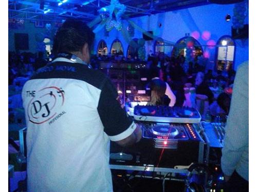 Cuenta con un buen dj para ambientar tu bida