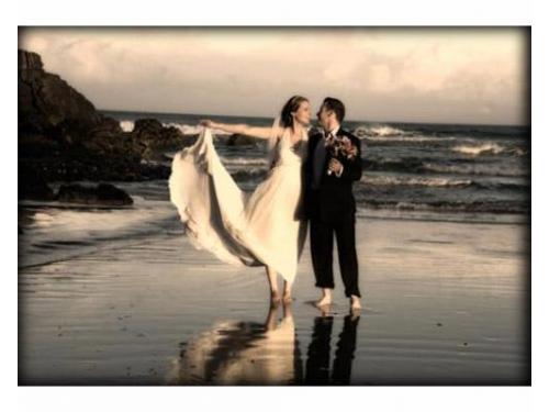 Novios caminando en la playa
