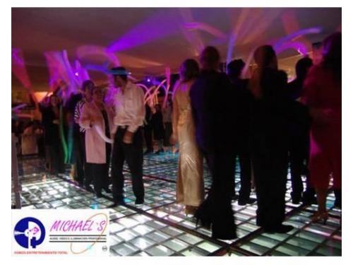 Pista iluminada para la boda