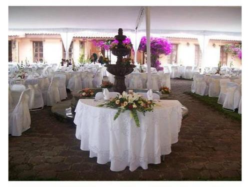 Mesa principal con arreglo floral