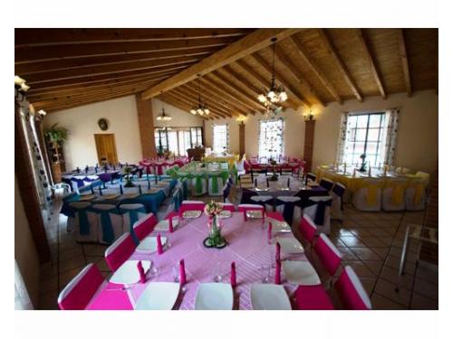 Vista panorámica del salón con montajes coloridos