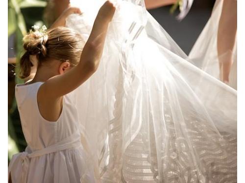 Paje alzando la cola del vestido
