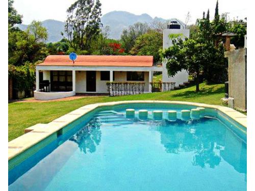 Gran y limpia alberca