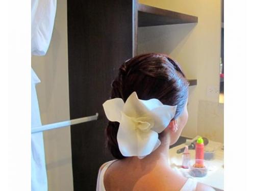 Peinado con tocado floral