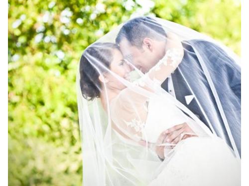 Novios bajo el velo
