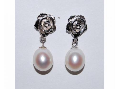 Aretes de rosas con perlas