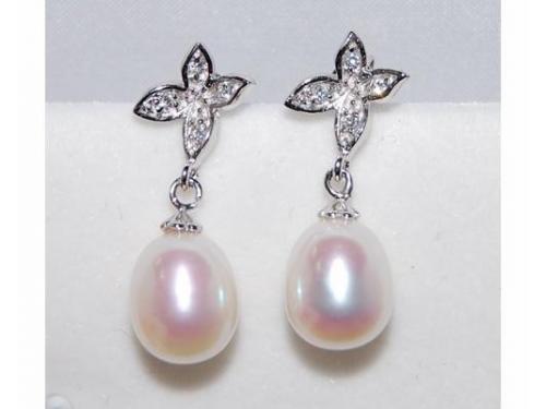 Arete con diseño de flor