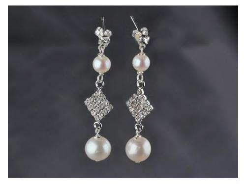 Luce unos finos aretes