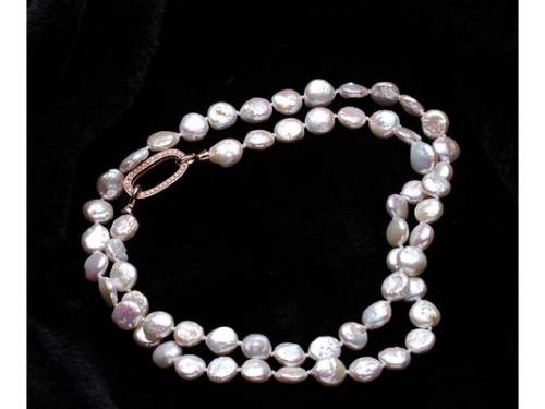 Collar blanco con rectángulo